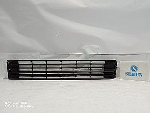 Решетка переднего бампера центральная черная SHP000557