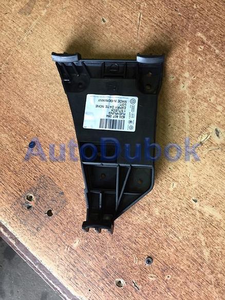 Кронштейн преднего бампера правый 8D0807284 8D0807284